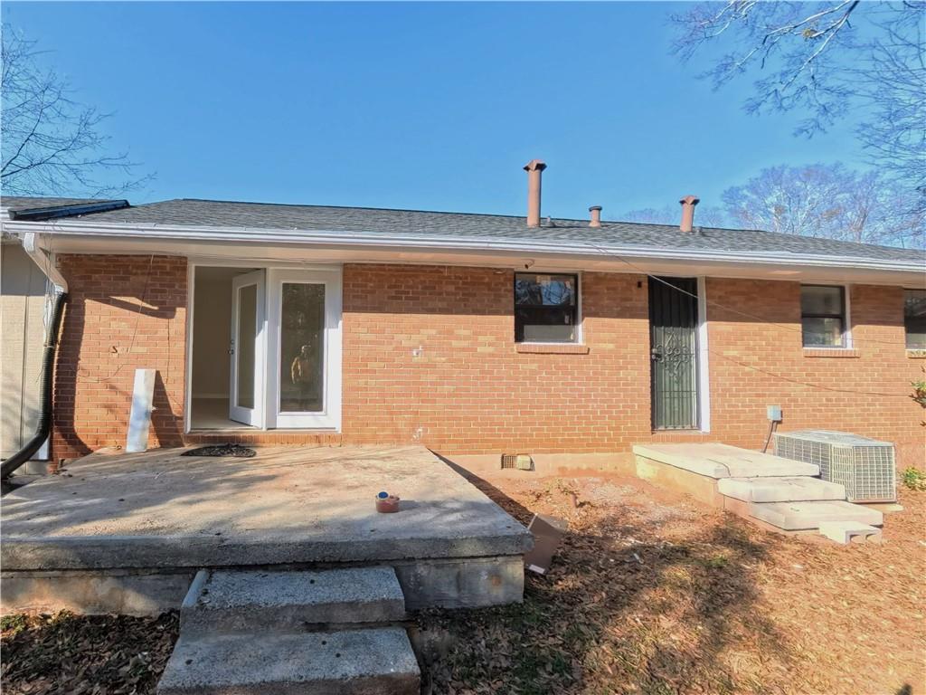 3881 Pin Oak Circle Atlanta, GA 30340 - Photo 2 of 26 a front view of a house with yard