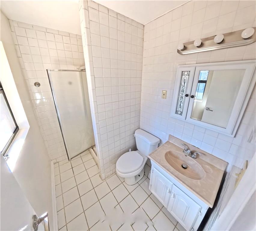 3881 Pin Oak Circle Atlanta, GA 30340 - Photo 7 of 26 a bathroom with a sink a toilet and shower