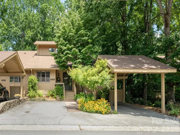 $399,900 | 601 Red Oak Drive, Hendersonville, NC 28791
