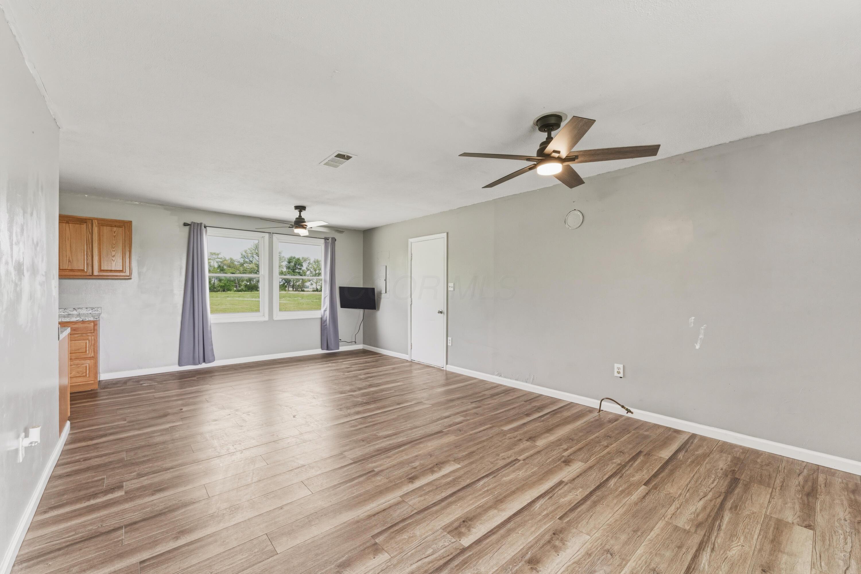 19379 Hall Road Mount Sterling, OH 43143 - Photo 4 of 26 Livingroom1