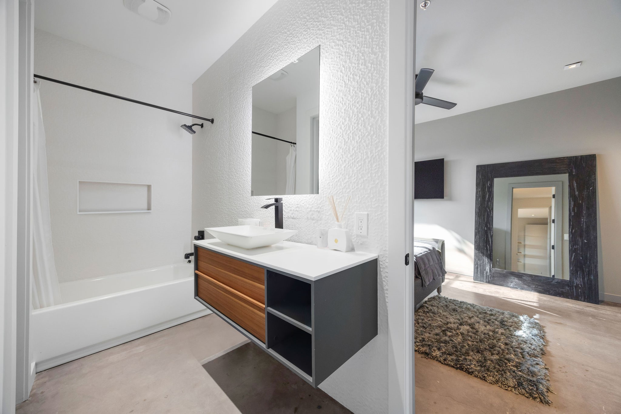 908 White Street Houston, TX 77007 - Photo 15 of 21 Secondary bathroom featuring modern vanity, clean finishes, and shower/tub combination.