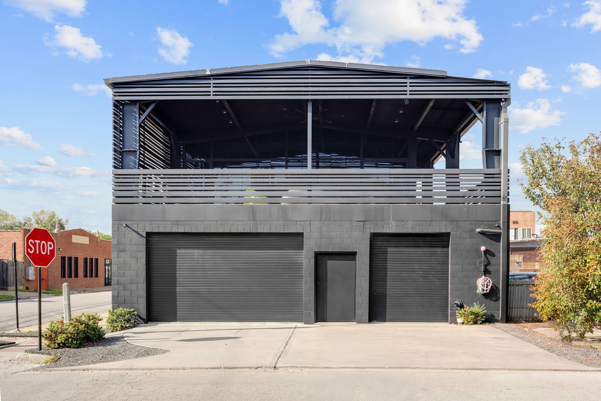 908 White Street Houston, TX 77007 - Photo 20 of 21 Front exterior view of the property; the middle door provides private entry access to the upstairs unit.