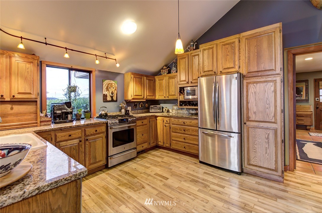 6762 38th Avenue Southwest Seattle, WA 98126 - Photo 9 of 24 Gallery Image 9