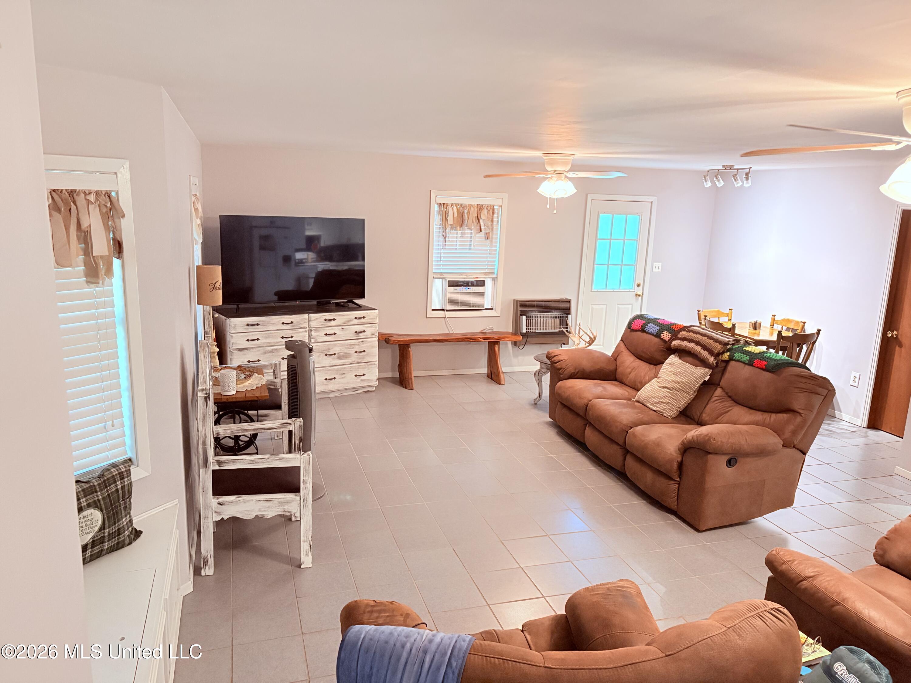 2326 Bluegoose Road Sarah, MS 38665 - Photo 3 of 18 Living room 2