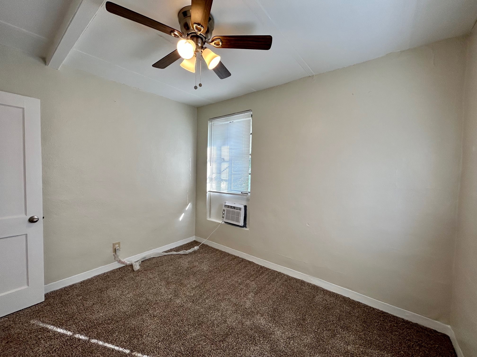 2717 Hadley Street, Unit 16 Houston, TX 77004 - Photo 21 of 27 an empty room with windows and fan