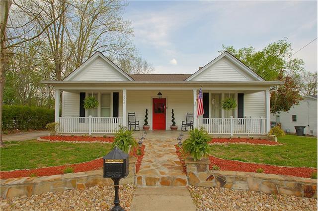 Historic Renovated Waterfront Home on Duck River minutes from Downtown Columbia, I65 & Tom Hitch boat ramp. 45 minutes south of Nashville! 1951 sq ft, 3 bedrooms, 1.5 baths. Rocking chair front porch. New roof in 2009. 