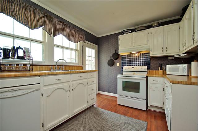 606 Riverside Drive Columbia, TN 38401 - Photo 8 of 20 Country kitchen with great view of back deck, yard and river. Home comes with dishwasher & range.