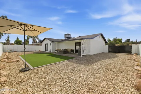 a view of backyard of the house