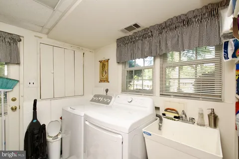 $950,000 | 6613 Kerns Road, Falls Church, VA 22042