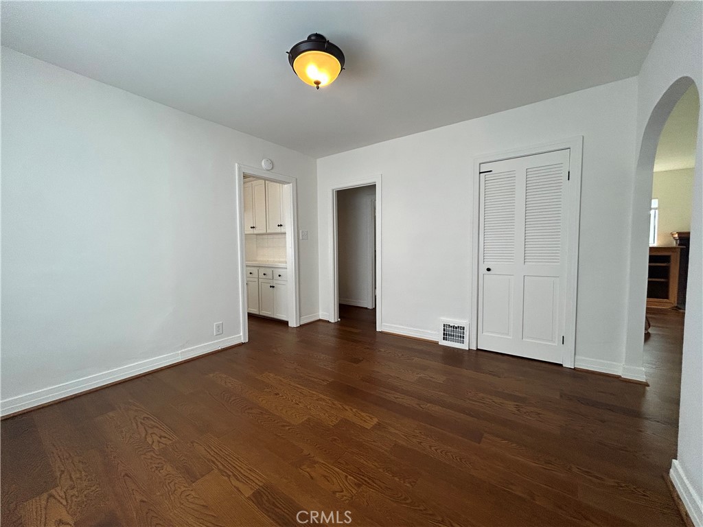 214 East Stocker Street Glendale, CA 91207 - Photo 8 of 31