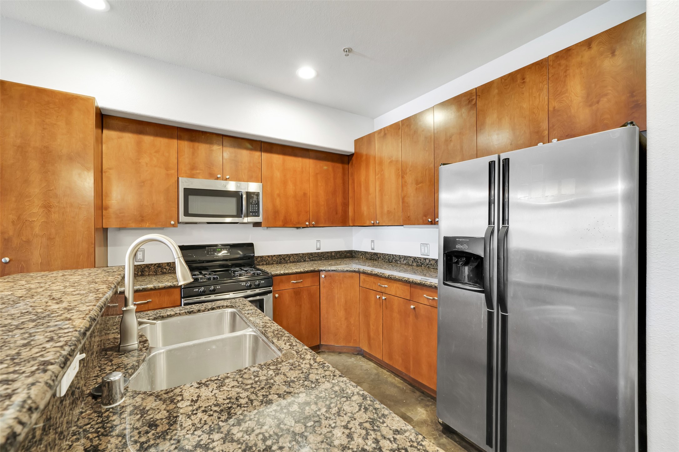 2216 Chenevert Street, Unit 6 Houston, TX 77003 - Photo 18 of 29 View of the kitchen, granite countertops, all appliances, turnkey property.