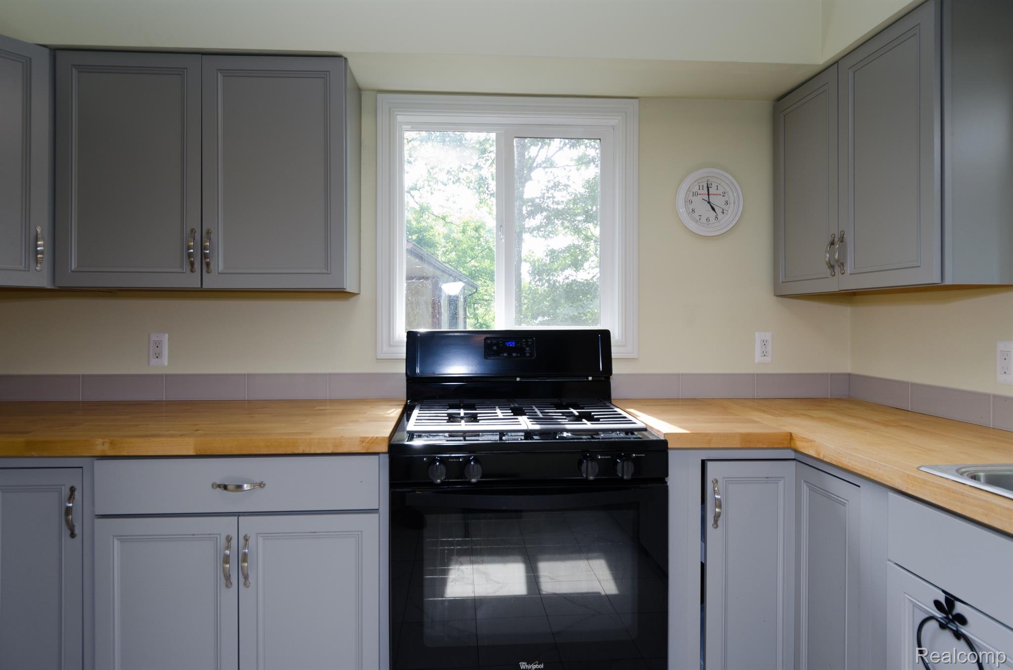 5335 Wayne Road White Lake, MI 48383 - Photo 10 of 29 5335 Wayne Rd - Kitchen.