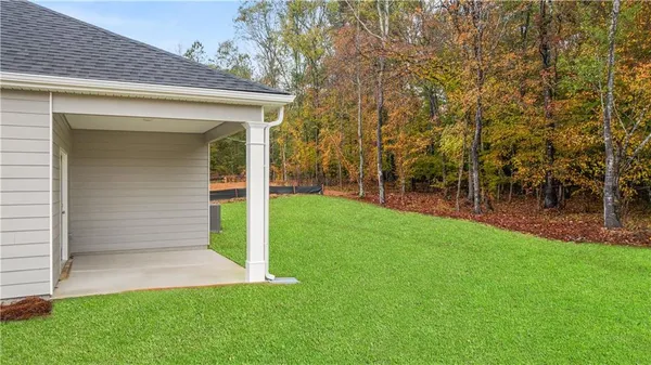 a view of back yard of the house
