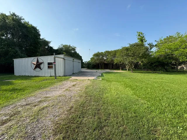 a view of a back yard