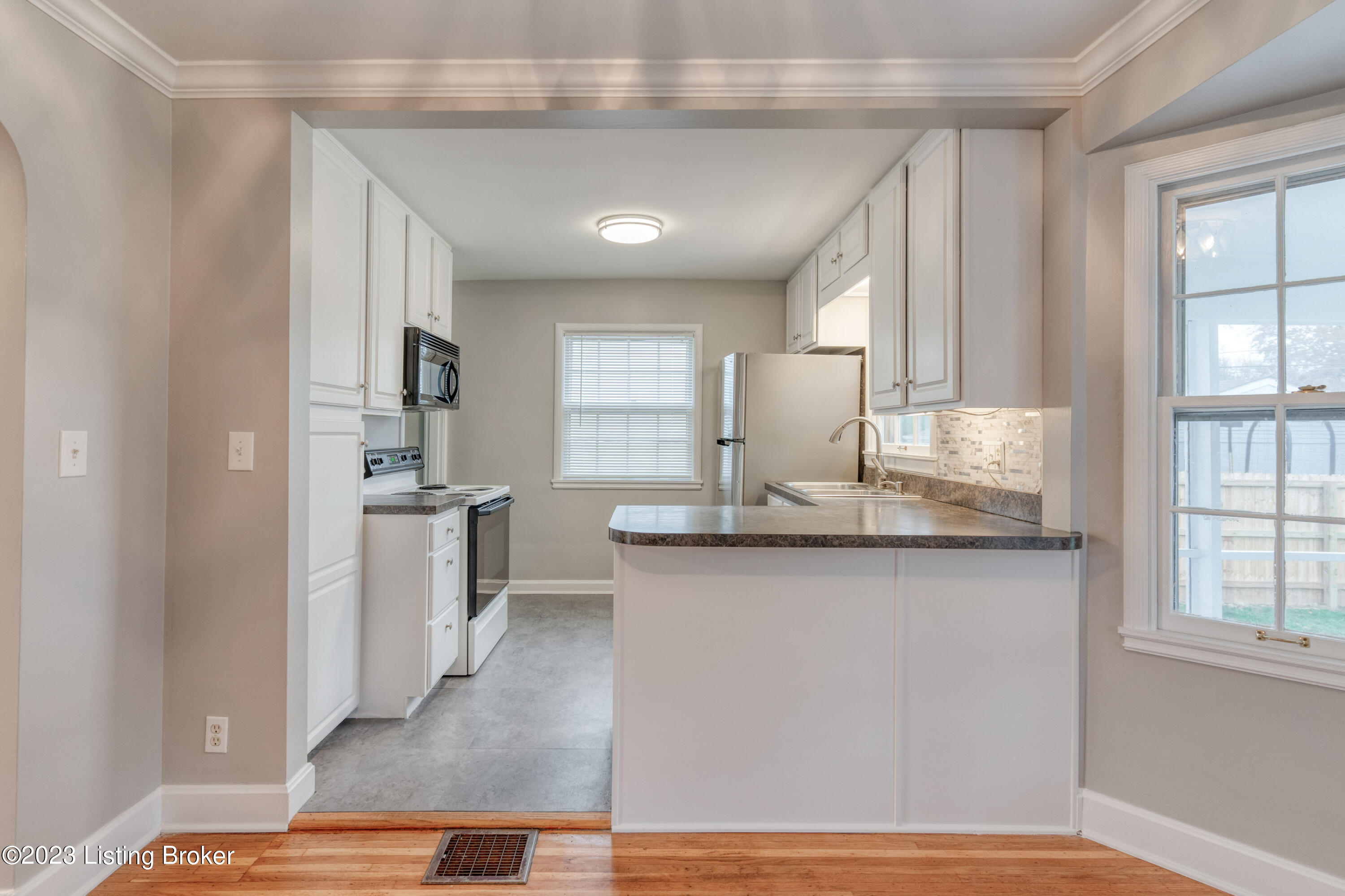 4103 Winchester Road Louisville, KY 40207 - Photo 10 of 40 009 - 20231117 09818