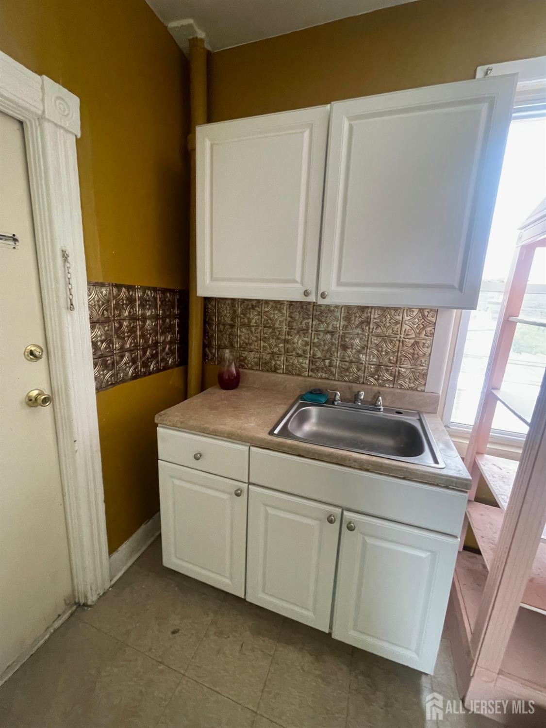 385 Washington Street Perth Amboy, NJ 08861 - Photo 5 of 13 a utility room with dryer and washer