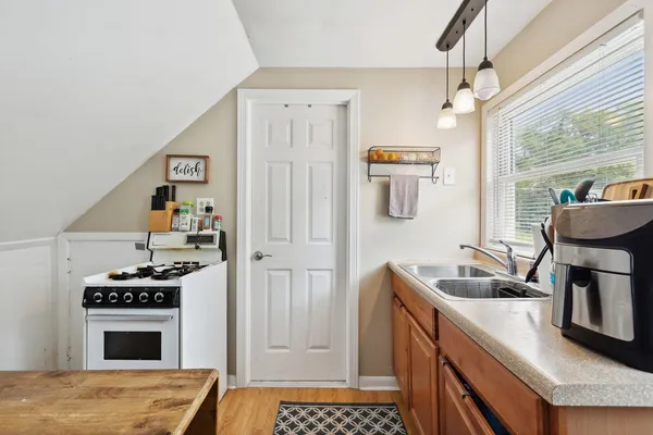 $1,275 | 300 Pauline Avenue, Unit B, Crystal Lake, IL 60014