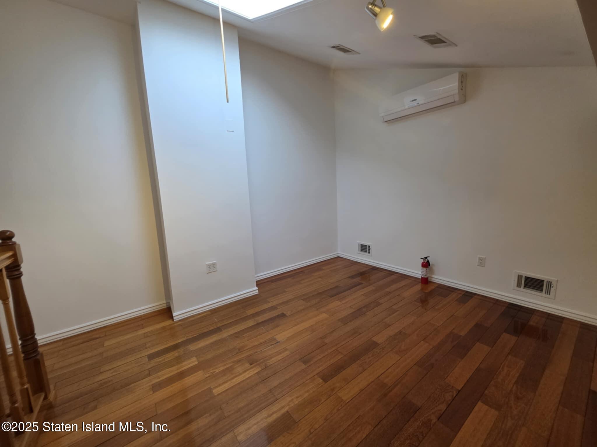 58 Selvin Loop Staten Island, NY 10303 - Photo 15 of 18 5b431133-15f5-4e15-a606-e73f3fb8ec1f