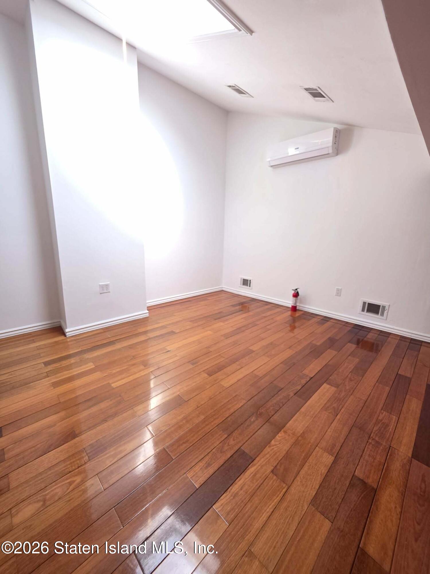 58 Selvin Loop Staten Island, NY 10303 - Photo 17 of 18 9bc08e6e-d04e-4e47-84dc-bb21ca4777bc