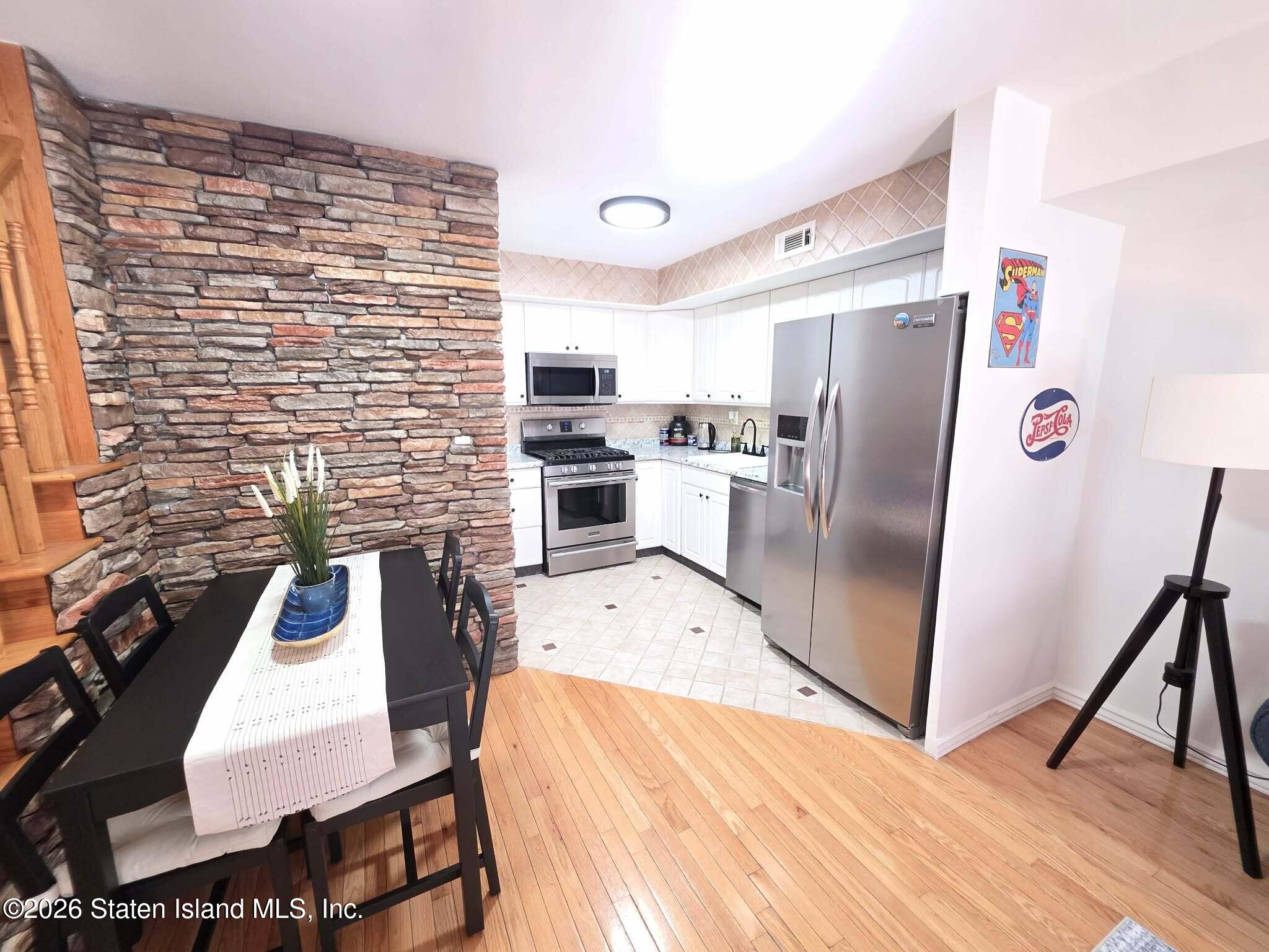 58 Selvin Loop Staten Island, NY 10303 - Photo 5 of 18 235e72d7-29d0-4db5-b723-cc01640cd9d0