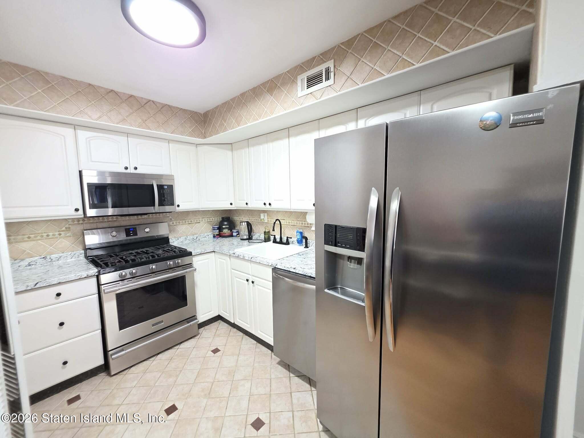 58 Selvin Loop Staten Island, NY 10303 - Photo 7 of 18 86751222-f08c-4103-a5ad-732f9119b993