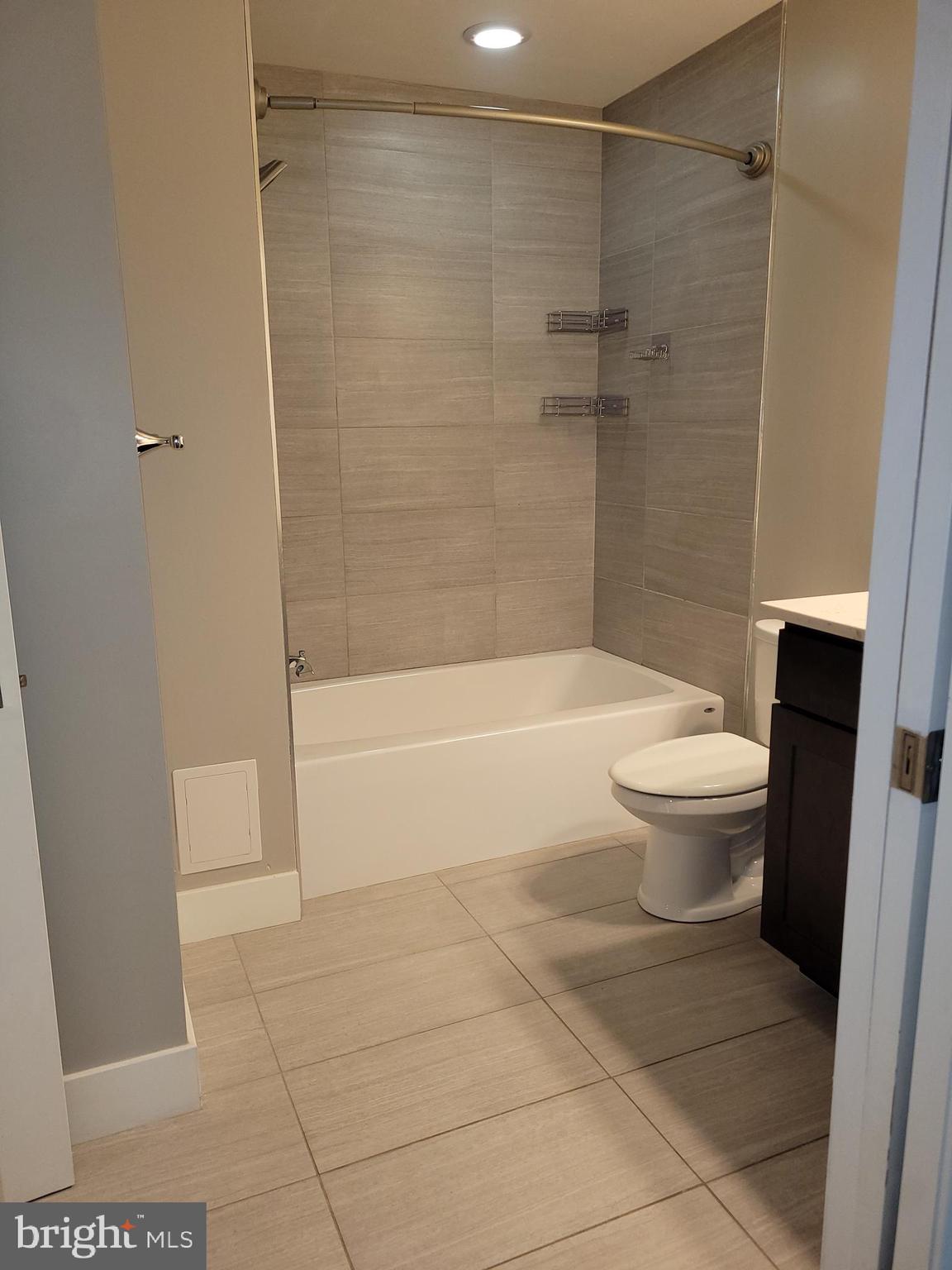231 State Street, Unit 406 Harrisburg, PA 17101 - Photo 16 of 22 a bathroom with a bathtub and toilet