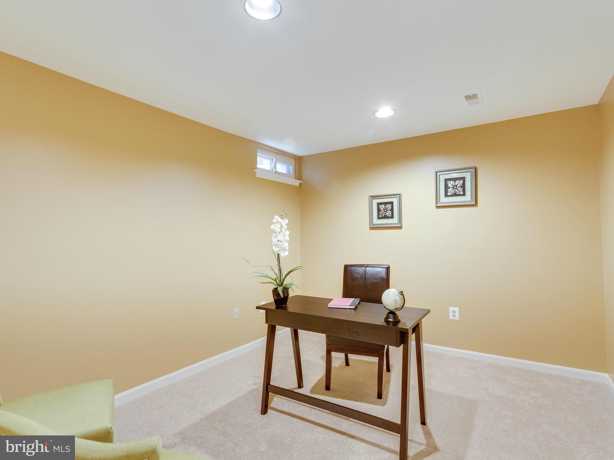 6564 Forsythia Street Springfield, VA 22150 - Photo 28 of 30 a workspace with furniture