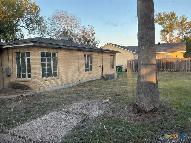 a view of a house with a backyard