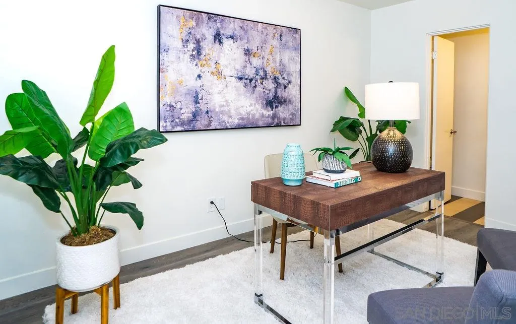 2630 Torrey Pines Road, Unit E22 La Jolla, CA 92037 - Photo 19 of 37 a living room with furniture and a potted plant