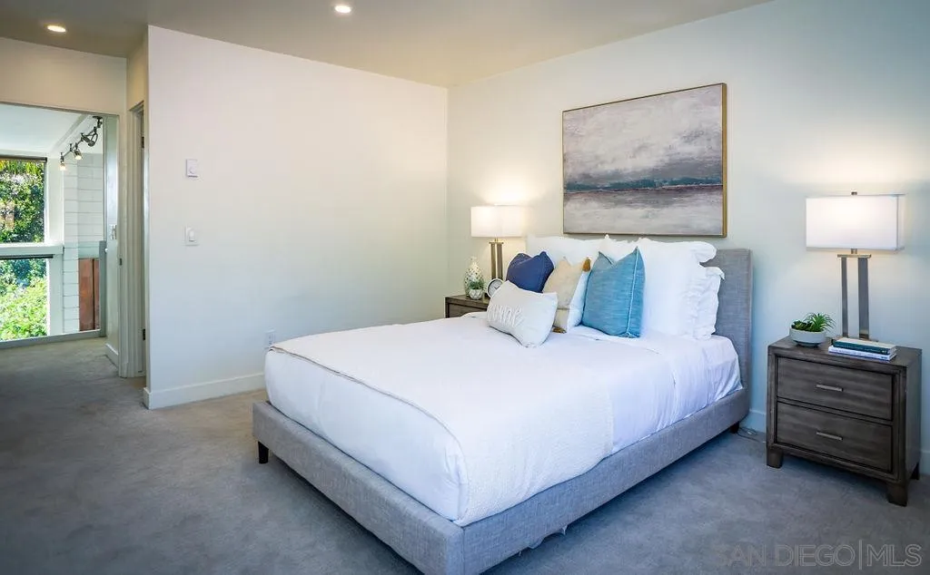 2630 Torrey Pines Road, Unit E22 La Jolla, CA 92037 - Photo 31 of 37 a bedroom with a bed and a lamp on table