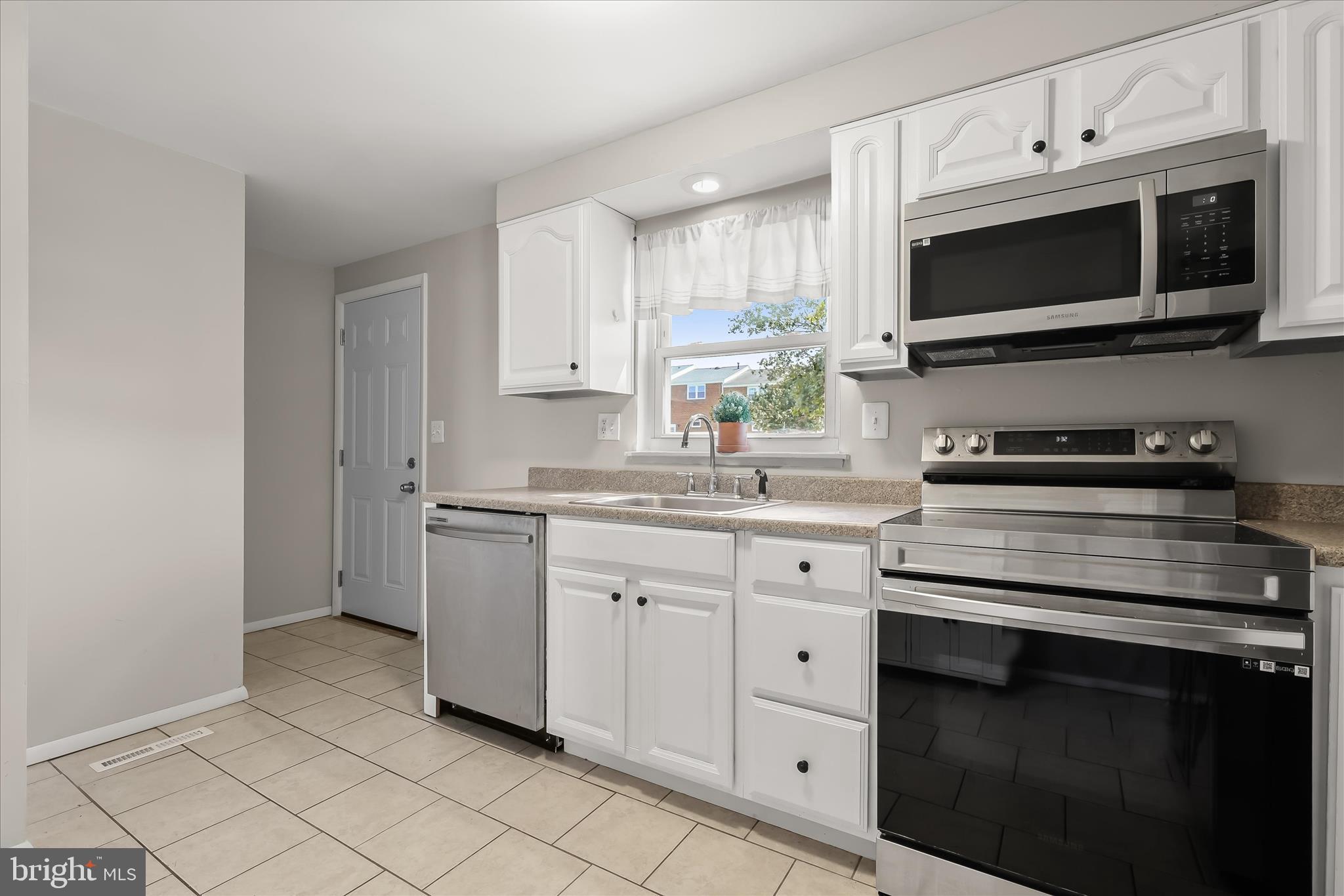 5663 Chelwynd Road Baltimore, MD 21227 - Photo 17 of 44 Kitchen