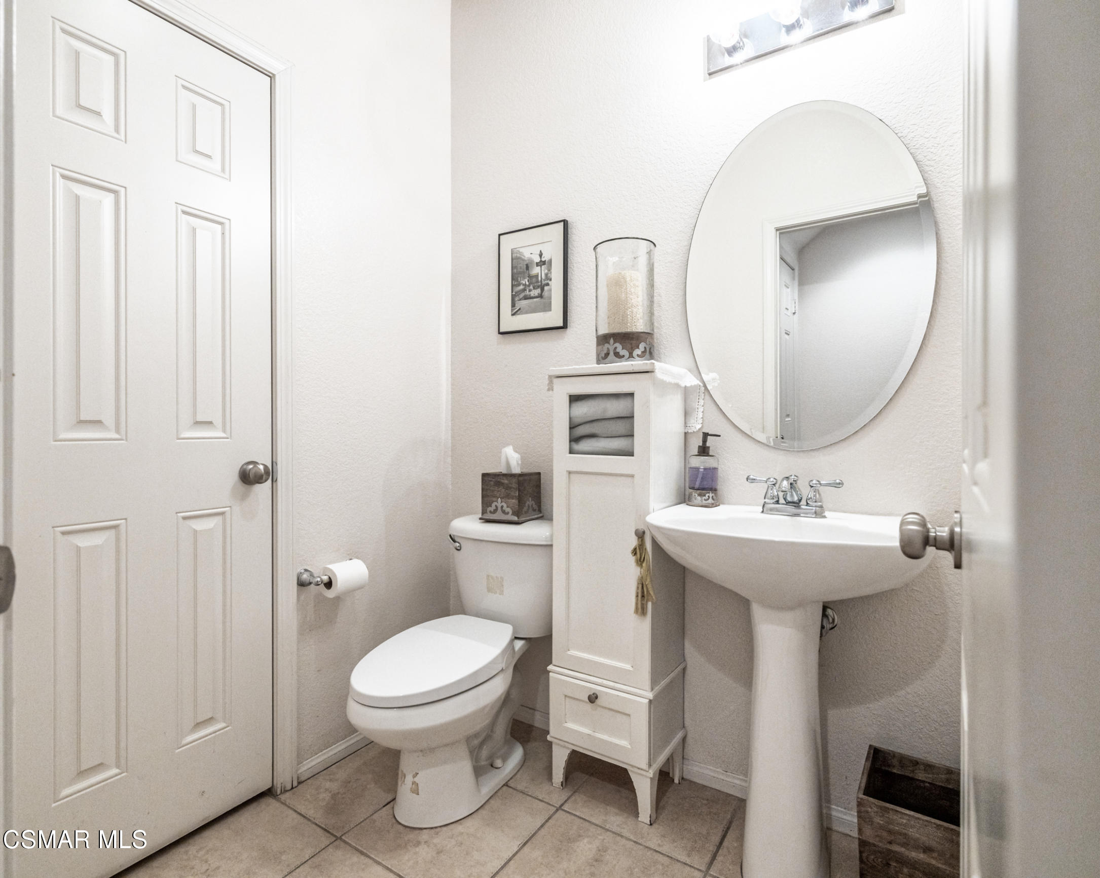 6825 Simmons Way Moorpark, CA 93021 - Photo 9 of 24 a bathroom with a toilet a sink and mirror