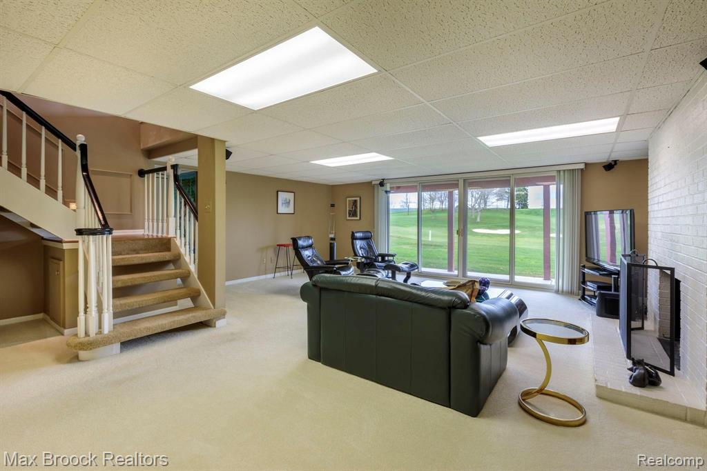 944 Green View Court Rochester Hills, MI 48307 - Photo 24 of 36