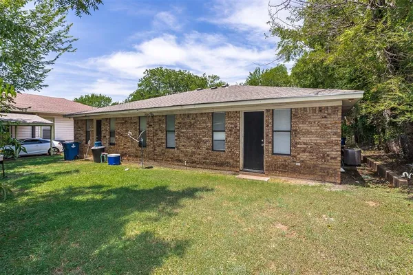 $1,195 | 705 West Belknap Street, Unit A, Ennis, TX 75119