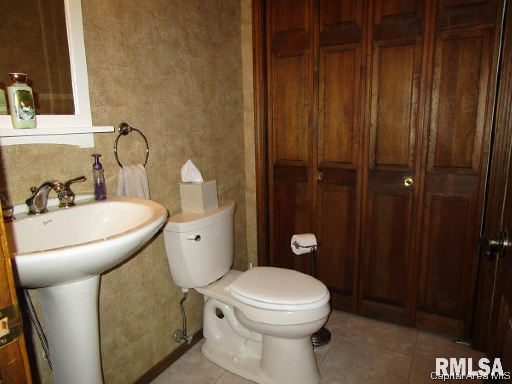 2007 Mound Road Jacksonville, IL 62650 - Photo 13 of 15 Gallery Image 13