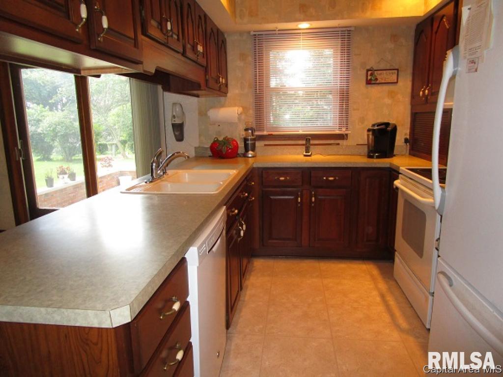 2007 Mound Road Jacksonville, IL 62650 - Photo 3 of 15 Gallery Image 3