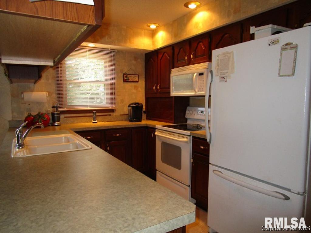 2007 Mound Road Jacksonville, IL 62650 - Photo 6 of 15 Gallery Image 6