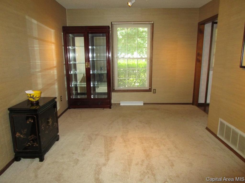 2007 Mound Road Jacksonville, IL 62650 - Photo 9 of 15 Gallery Image 9