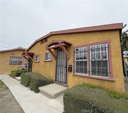 a house view with a outdoor space