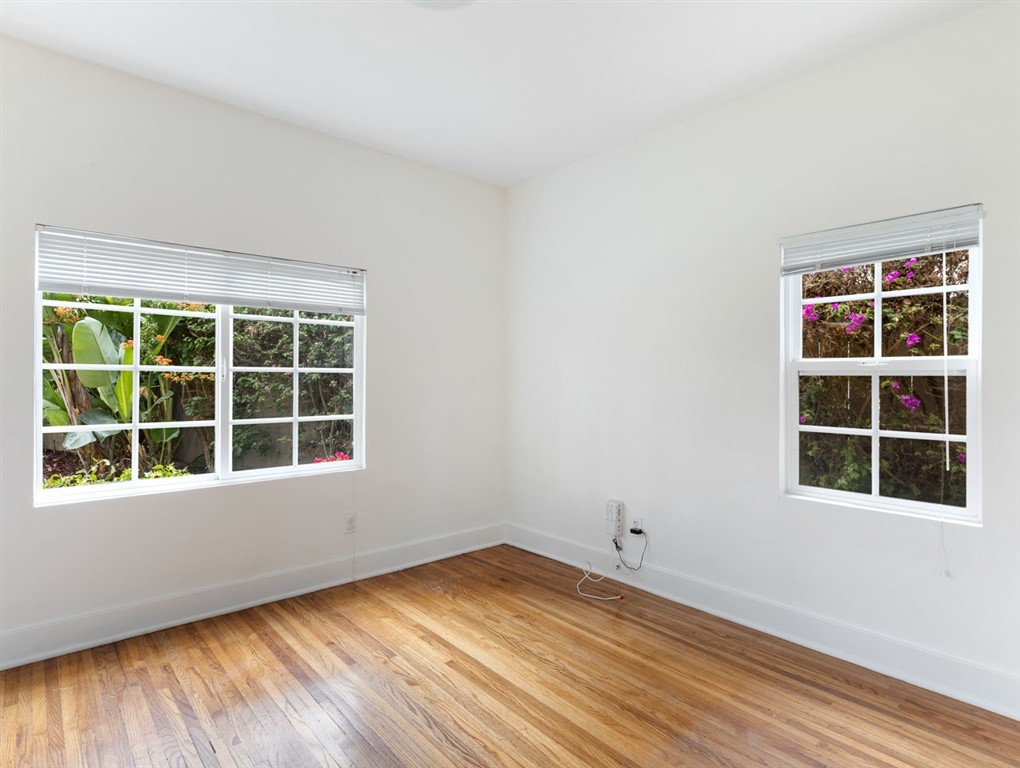 1980 Chatsworth Boulevard San Diego, CA 92107 - Photo 16 of 21 an empty room with a window