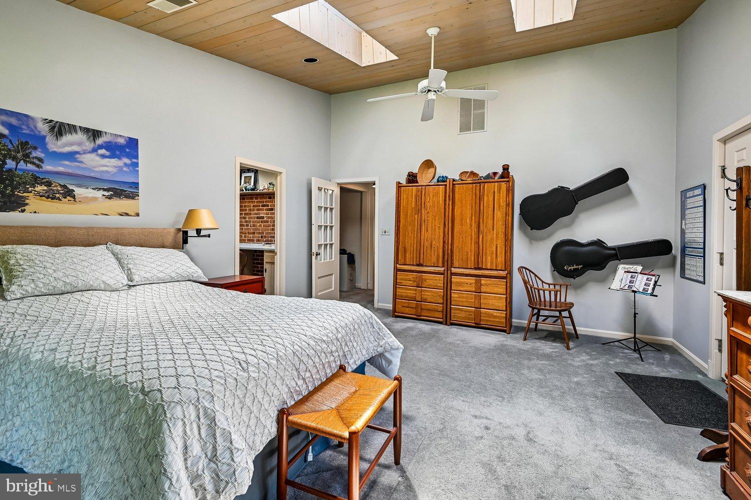 18 Watergate Court Silver Spring, MD 20905 - Photo 37 of 82 Spacious bedroom with artistic coastal vibes.