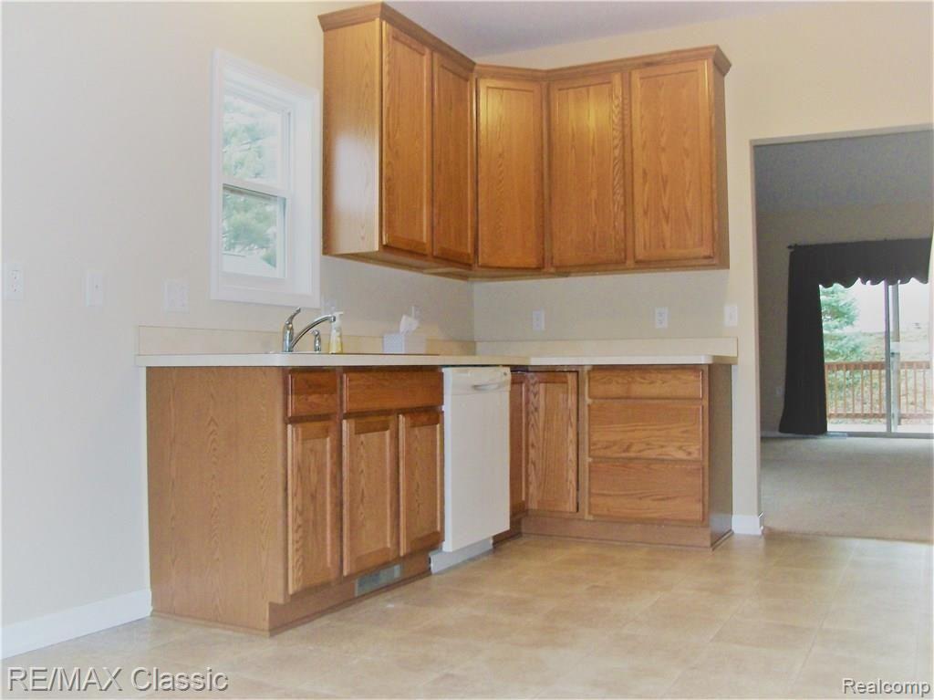 809 Nelson's Ridge Drive, Unit 7 Howell, MI 48843 - Photo 5 of 23 103_1736.jpg