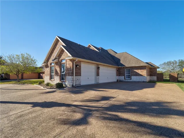 $4,400 | 11 West Bar-Le-Doc Drive, Corpus Christi, TX 78414