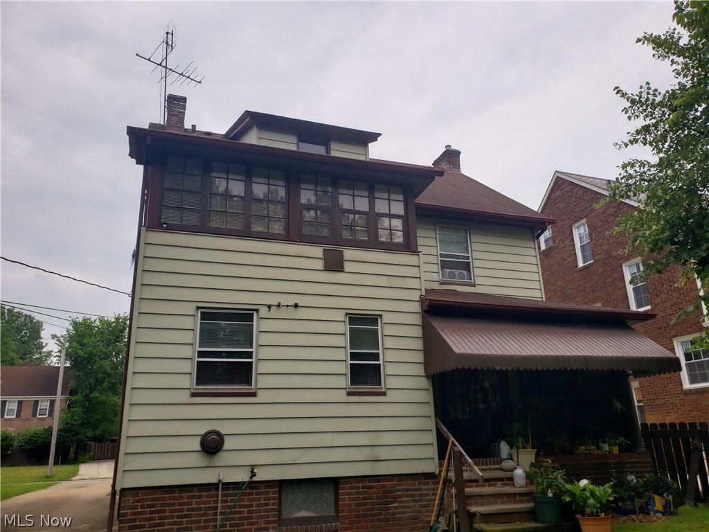 1032 Helmsdale Road Cleveland Heights, OH 44112 - Photo 2 of 23