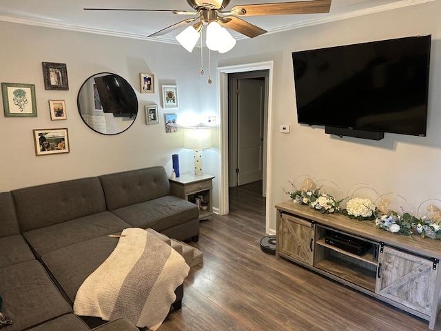 4631 Monaco Road Memphis, TN 38117 - Photo 6 of 15 a living room with furniture and a flat screen tv