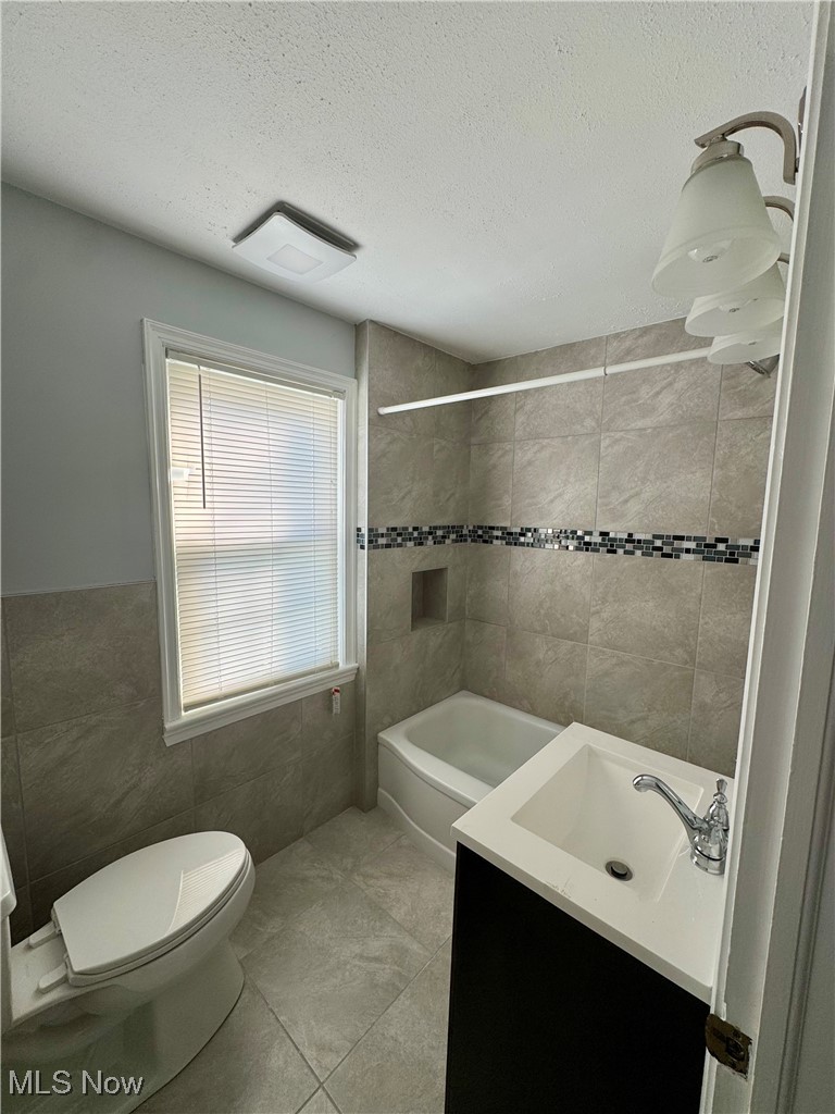 1316 Gordon Road Lyndhurst, OH 44124 - Photo 19 of 36 Updated main bath, newer toilet, vanity, tile/tub and floor, freshly painted.