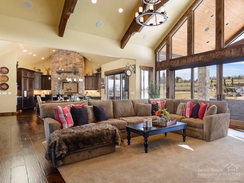 64470 Research Road Bend, OR 97703 - Photo 5 of 25 Spacious great room is perfect for enter