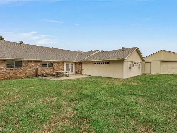 a view of a yard in front of a house