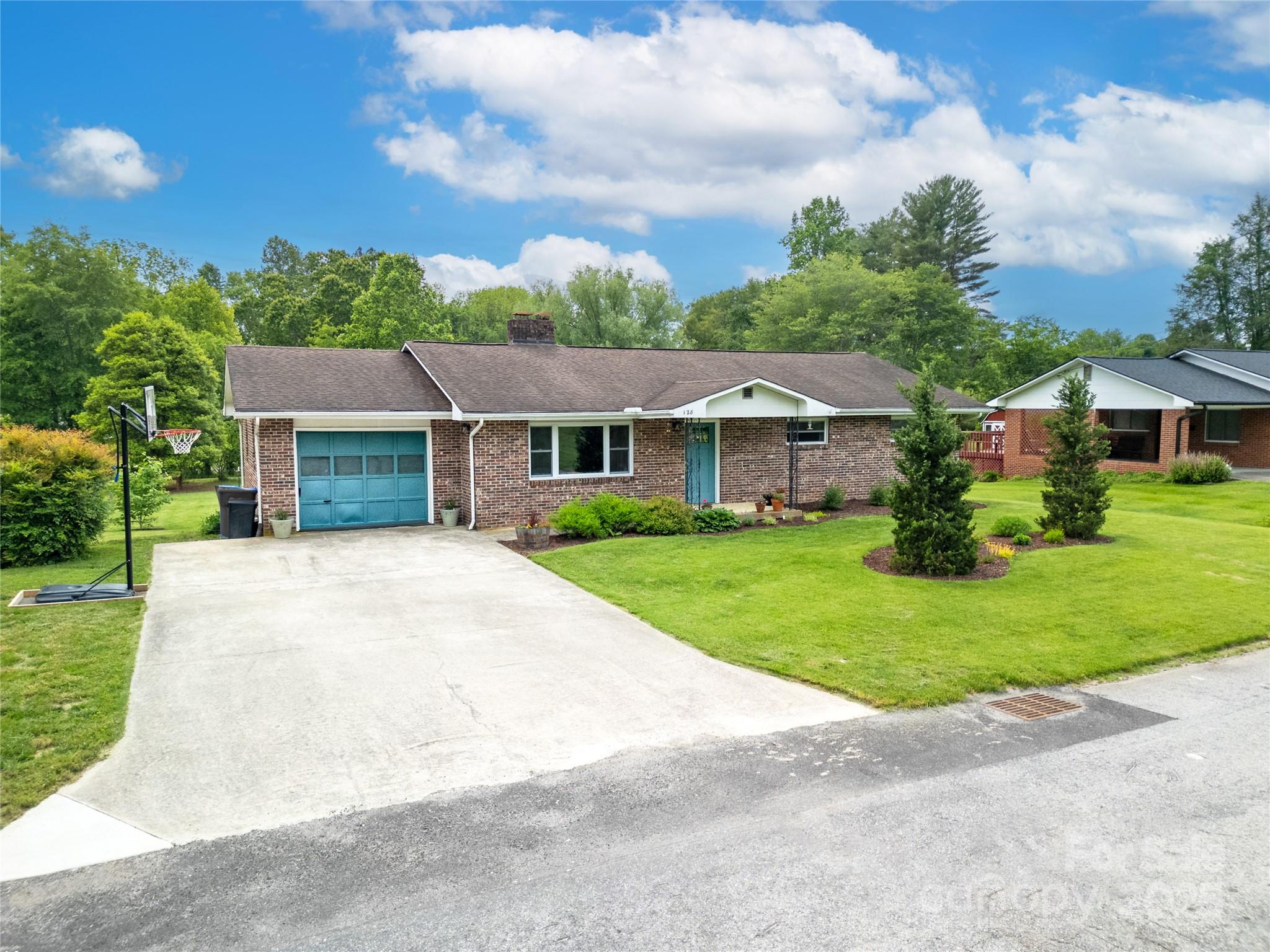 128 Allison Road Brevard, NC 28712 - Photo 3 of 39 Gallery Image 3