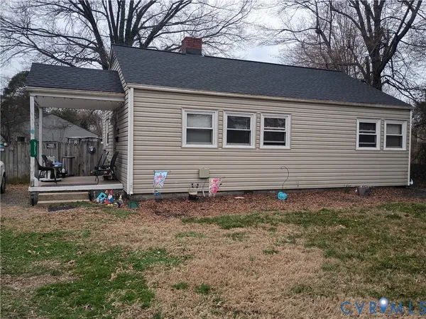 a view of a house with backyard